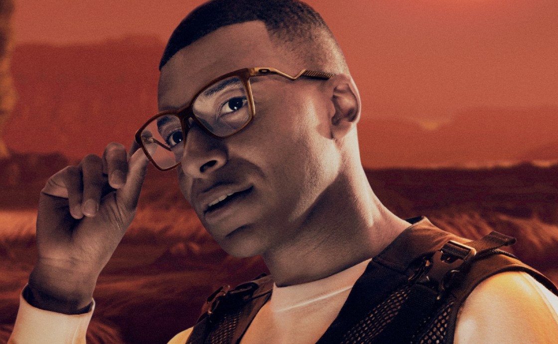 Oakley: Mann mit Brille